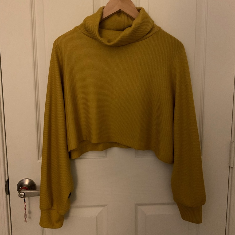 Turtle neck cropped sweater